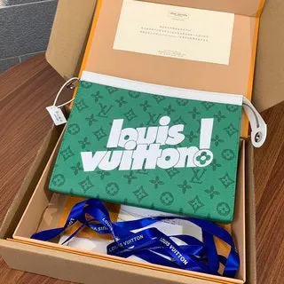 Louis Vuitton Pochette Voyage MM