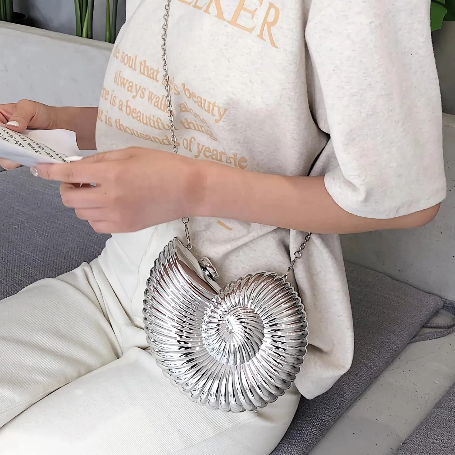 Women's Conch Clutch Purse Elegant Acrylic Evening Bag with Chain Strap for Crossbody Shoulder for Wedding Party Proms
